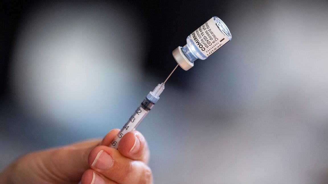 En spruta laddas med Comirnaty-vaccin från Pfizer-Biontech. Arkivbild. Foto: Johan Nilsson/TT.