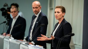 Danska regeringen vill skruva åt. På denna bild från en tidigare presskonferens om covid-19 syns statsminister Mette Frederiksen närmast kameran och hälsominister Magnus Heunicke bredvid. Foto: Martin Sylvest//Ritzau Scanpix/AP/TT