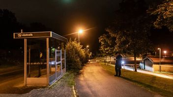 Polisen undersöker en plats i Uddevala där två människor knivskurits med kort mellanrum Foto: Joachim Nywall/TT