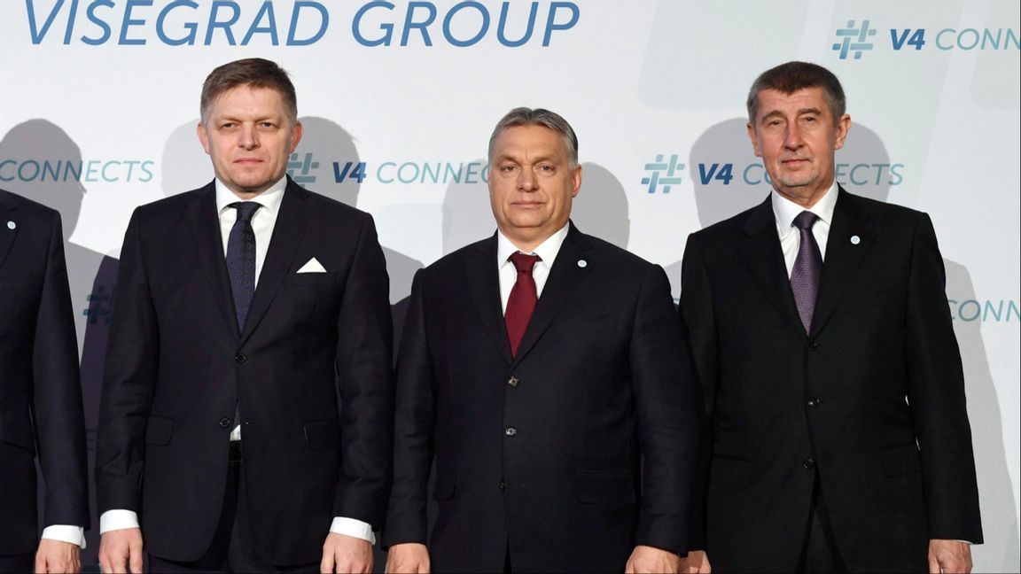 Från vänster: Slovakiens Robert Fico, Ungerns Viktor Orban och Tjeckiens Andrej Babis inför Visegradgruppens möte i Budapest den 26 januari 2018. Då var samtliga premiärministrar sina länder, vilket blir fallet på nytt efter att Andrej Babis på nytt får bilda regering. Foto: Szilard Koszticsak/MTI via AP  