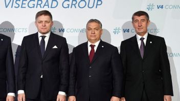 Från vänster: Slovakiens Robert Fico, Ungerns Viktor Orban och Tjeckiens Andrej Babis inför Visegradgruppens möte i Budapest den 26 januari 2018. Då var samtliga premiärministrar sina länder, vilket blir fallet på nytt efter att Andrej Babis på nytt får bilda regering. Foto: Szilard Koszticsak/MTI via AP  