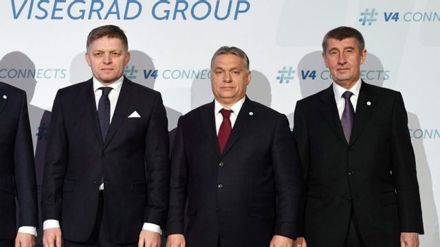 Från vänster: Slovakiens Robert Fico, Ungerns Viktor Orban och Tjeckiens Andrej Babis inför Visegradgruppens möte i Budapest den 26 januari 2018. Då var samtliga premiärministrar sina länder, vilket blir fallet på nytt efter att Andrej Babis på nytt får bilda regering. Foto: Szilard Koszticsak/MTI via AP  