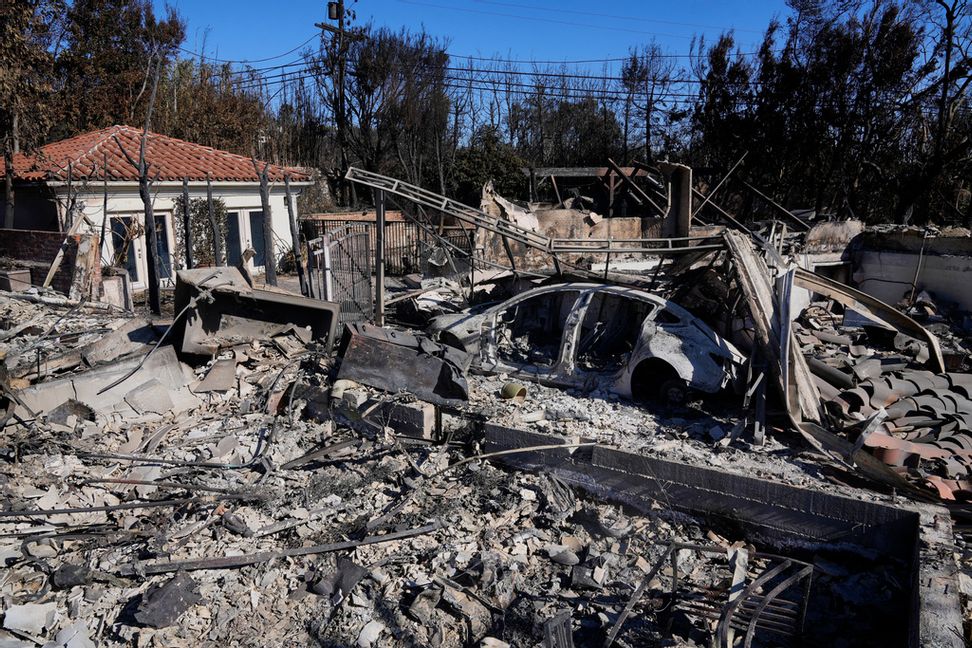 Bostäder som förstörts i bränderna, i området Pacific Palicades. Arkivbild. Foto: Damian Dovarganes/AP