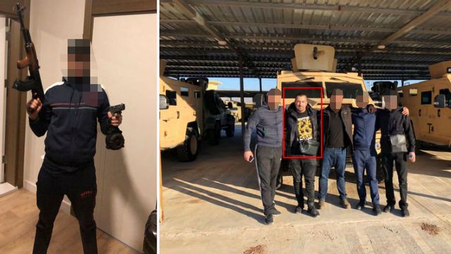 Den 29-årige gängtoppen poserar med vapen. Han syns också på en gruppbild på besök hos Foxtrotledaren Rawa Majid (tvåa från vänster) i Irak 2020. 29-åringen står näst längst till höger.  Tullverkets utredning