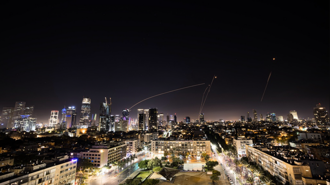 Missiler från Gaza skjuts ner över Tel Aviv. Foto: Ziv Koren/Polaris/TT.