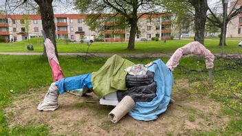 ”Draperad poesi” heter konststråket i Paradisparken i Borlänge. Hittills har det kostat skattebetalarna närmare två miljoner. Foto: Henrik Sjögren.