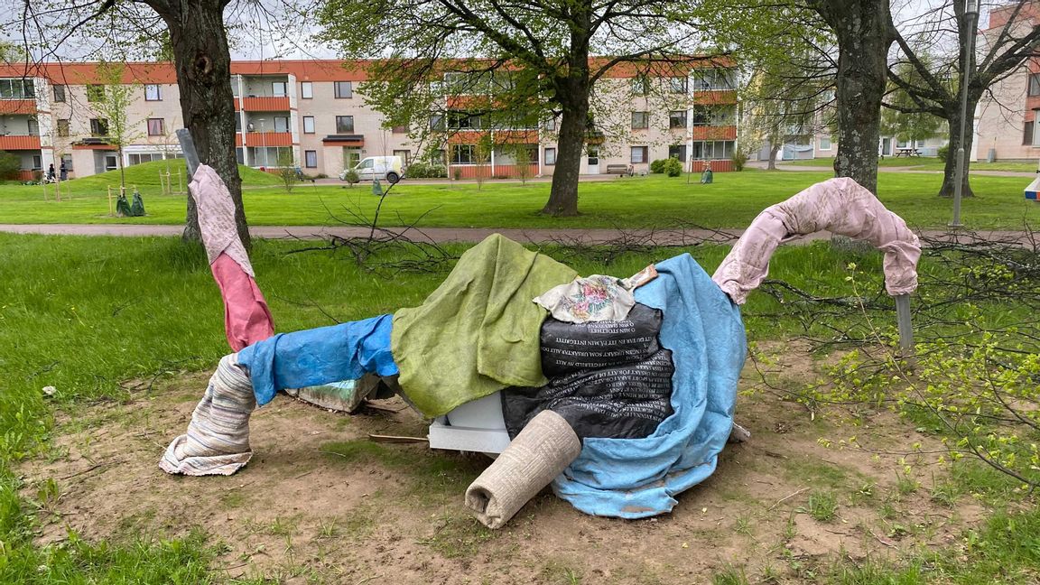 ”Draperad poesi” heter konststråket i Paradisparken i Borlänge. Hittills har det kostat skattebetalarna närmare två miljoner. Foto: Henrik Sjögren.