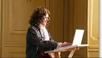 Gunnar Grip sittandes vid en plugghäst. Foto: Privat