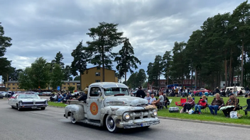  På torsdagen arrangeras cruising under bilträffen Classic car week i Rättvik med mängder av både åskådare och fordon. Foto: Lisa Abrahamsson / TT