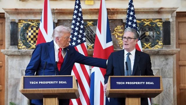 Donald Trump klappar om Keir Starmer. Foto: AP