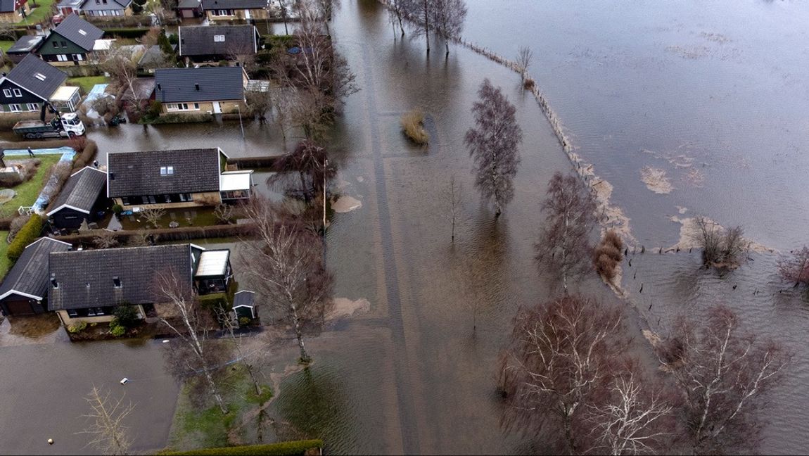 I villaområdet i Gårdstånga i en annan del av Eslövs kommun, nedströms Kävlingeån från Vombsjön, stod vattnet på lördagen fortfarande högt mellan villorna. Foto: Johan Nilsson/TT