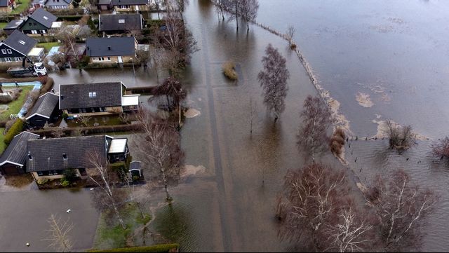I villaområdet i Gårdstånga i en annan del av Eslövs kommun, nedströms Kävlingeån från Vombsjön, stod vattnet på lördagen fortfarande högt mellan villorna. Foto: Johan Nilsson/TT