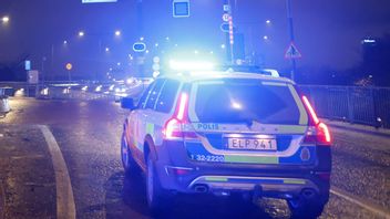 Polisen har stoppat en bil vid Gullmarsplan i Stockholm under fredagskvällen. Det är oklart om den händelsen har med skjutningen i Fruängen att göra. Foto: Christine Olsson/TT