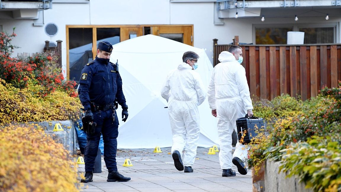 Polisens tekniker genomför teknisk undersökning efter mordet på artisten Einár i oktober 2021. Foto: Henrik Montgomery/TT