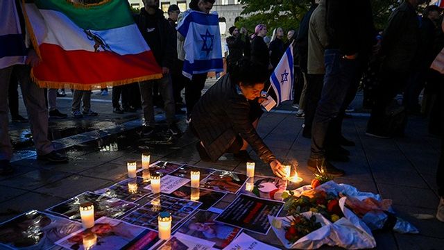 Hundratals samlades för en manifestation för Israel på Norrmalmstorg i Stockholm. V och MP var de enda riksdagspartierna som inte deltog. Foto: Jessica Gow/TT
