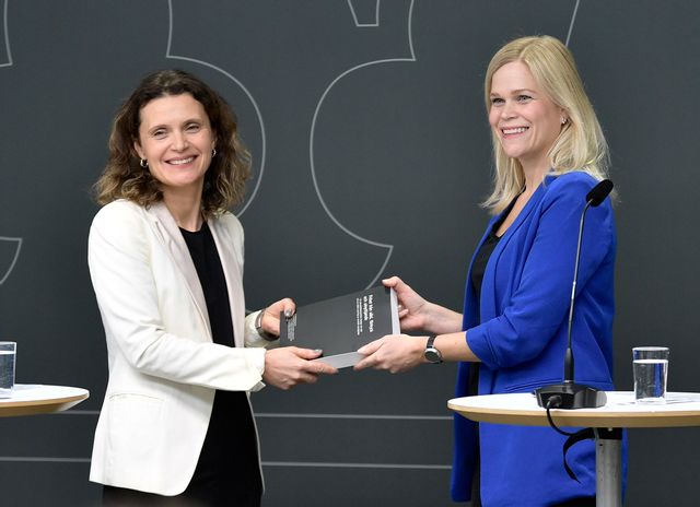 Utredaren Anna Ekstedt lämnar över slutbetänkandet till jämställdhetsminister Paulina Brandberg (L). Axel Narving/TT