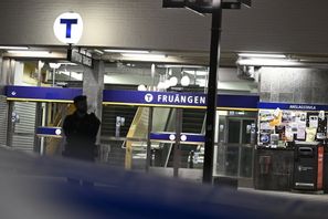 Polisinsats i Stockholmsförorten Fruängen efter skjutningen i söndagskväll. Foto: Oscar Olsson/TT