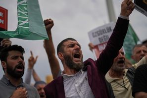 Demonstration i Istanbul mot satirtidningen LeMan, som påstås ha publicerat en teckning föreställandes profeten Muhammed. Tidningen hävdar att teckningen blivit misstolkad. Foto: Francisco Seco/AP/TT