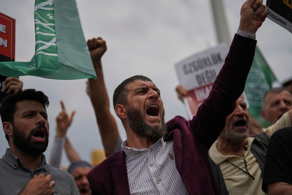 Demonstration i Istanbul mot satirtidningen LeMan, som påstås ha publicerat en teckning föreställandes profeten Muhammed. Tidningen hävdar att teckningen blivit misstolkad. Foto: Francisco Seco/AP/TT