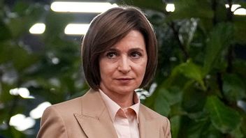 President Maia Sandu lägger sin röst. Foto: AP