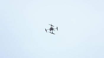 Polisens drönare flyger över den plats vid en skola i Nordostpassagen i Göteborg där man larmat om ett misstänkt farligt föremål på onsdagseftermiddagen. Foto Thomas Johansson/TT 