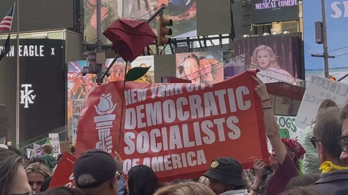 DSA-banderoll på anti-Trump-demonstration i oktober 2025. Bild: Personisinsterest/CC BY-SA 4.0