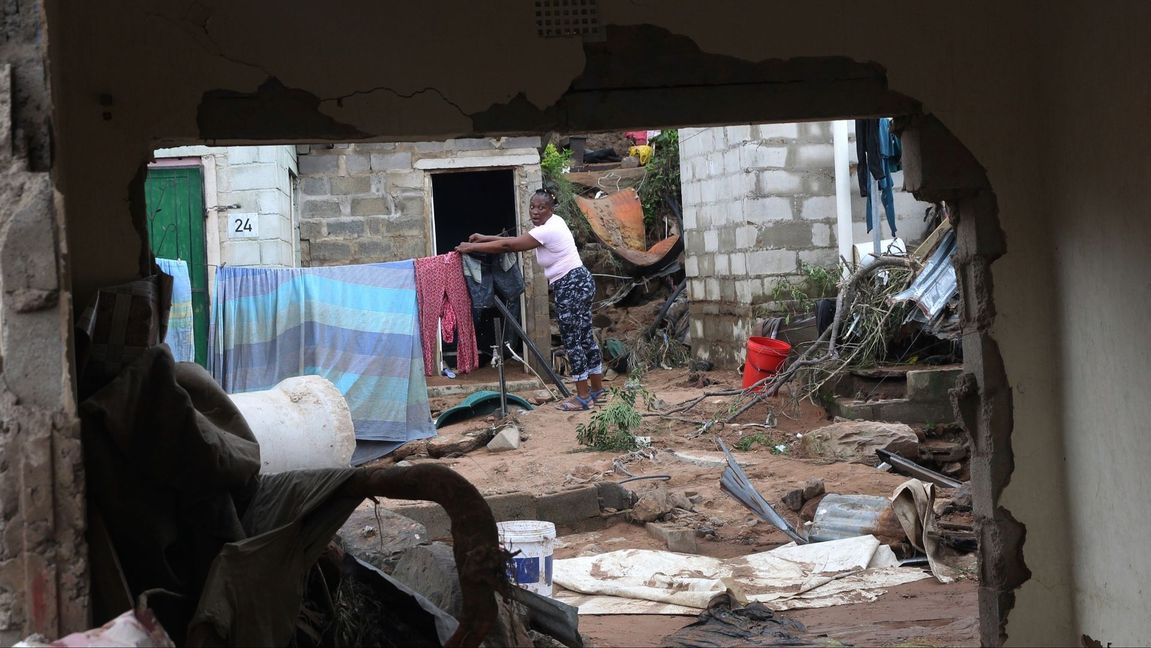 Dödstalen förväntas stiga i Sydafrika på grund av den senaste tidens översvämningar. Foto: STR/AP/TT 