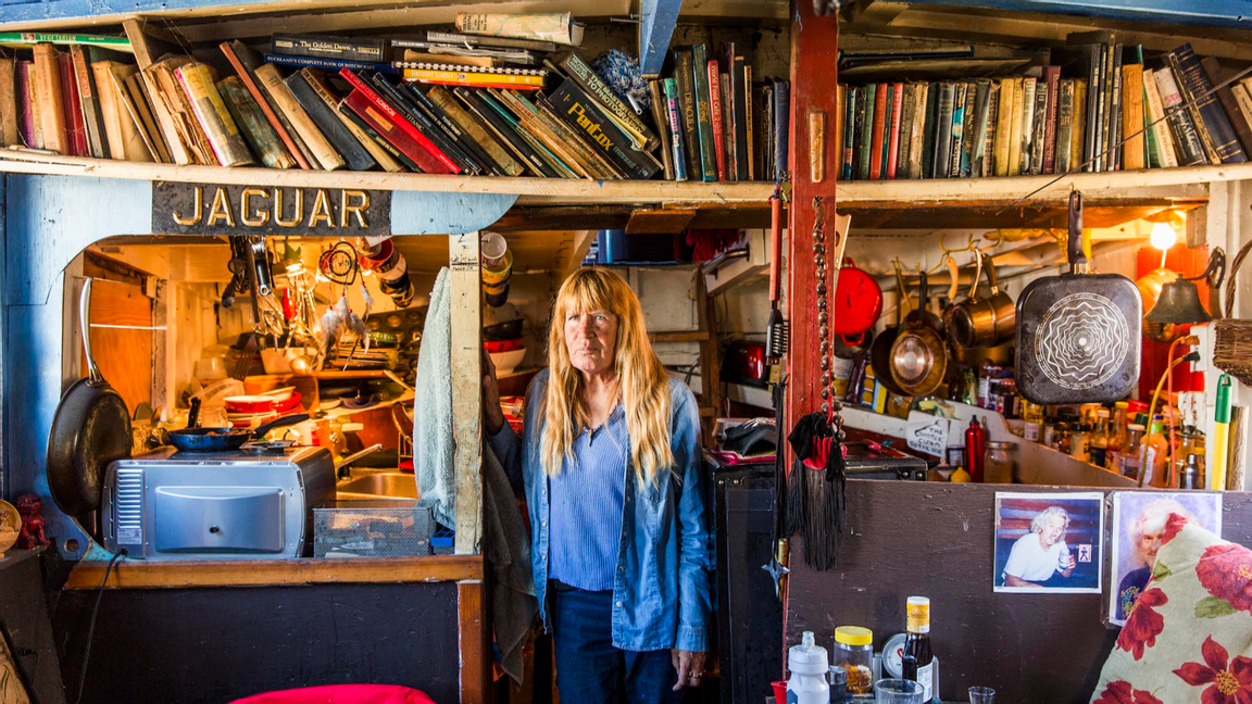 Penny Woodstock i sitt kombinerade kök och vardagsrum på The Starship i Sausalito. Foto: Lars Strandberg