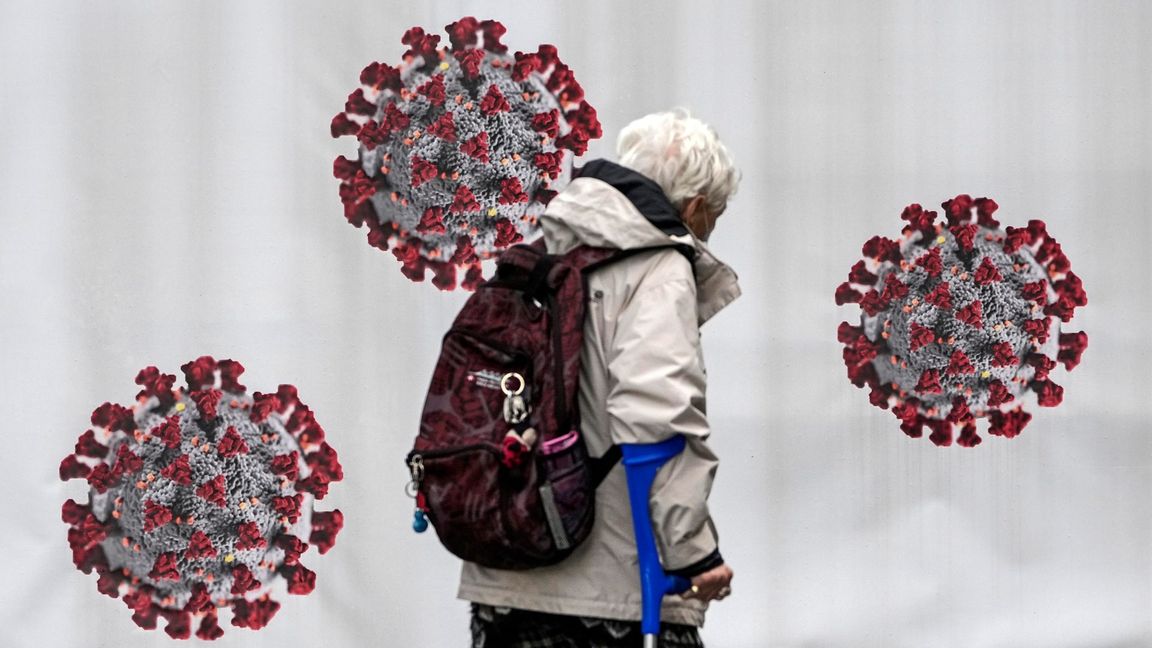 En kvinna som paserar ett coronaviruscenter. Foto: Martin Meissner/ TT