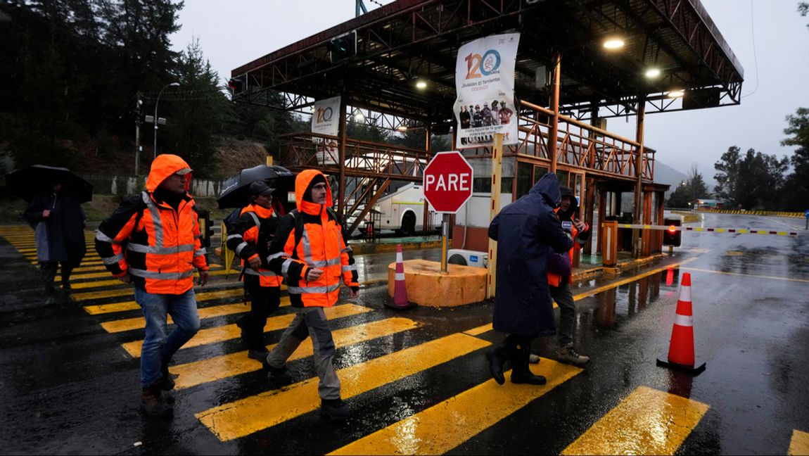 Arbetare väntar utanför entrén till gruvan El Teniente, söder om huvudstaden Santiago. Esteban Felix/AP/TT