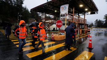 Arbetare väntar utanför entrén till gruvan El Teniente, söder om huvudstaden Santiago. Esteban Felix/AP/TT