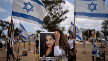 En kvinna håller om ett porträtt av en anhörig under förra årets minnesdag av Hamas terrorattack på Nova Festival den 7 oktober 2023. Festivalen var en av de sex platser där Dinah Project dokumenterat Hamas systematiska sexuella övergrepp mot israeler. Foto: Leo Correa/AP/TT