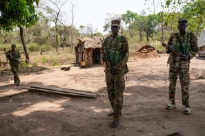 Soldater på patrull i Nzara i Sydsudan. Bild från februari i år. Brian Inganga/AP/TT