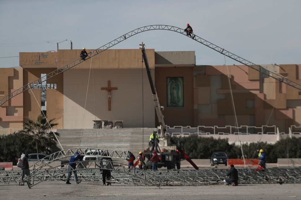 Tillfälliga tältläger byggs i staden Ciudad Juárez, vid gränsen mot USA. Foto: Christian Chavez/AP/TT