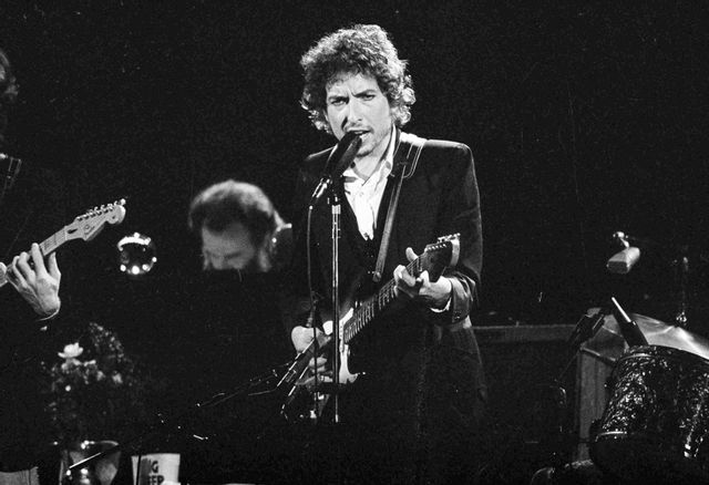 The Band samarbetade med Bob Dylan på såväl konsertturnéer som studioinspelningar. Bakom Dylan skymtar Garth Hudson. Bild från en spelning i Los Angeles 1974. Foto: Jeff Robbins/AP/TT