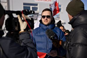 Demokraatits ledare Jens-Frederik Nielsen tidigare i mars under en protest utanför USA:s konsulat på Grönland. Christian Klindt Sølbeck/AP/TT
