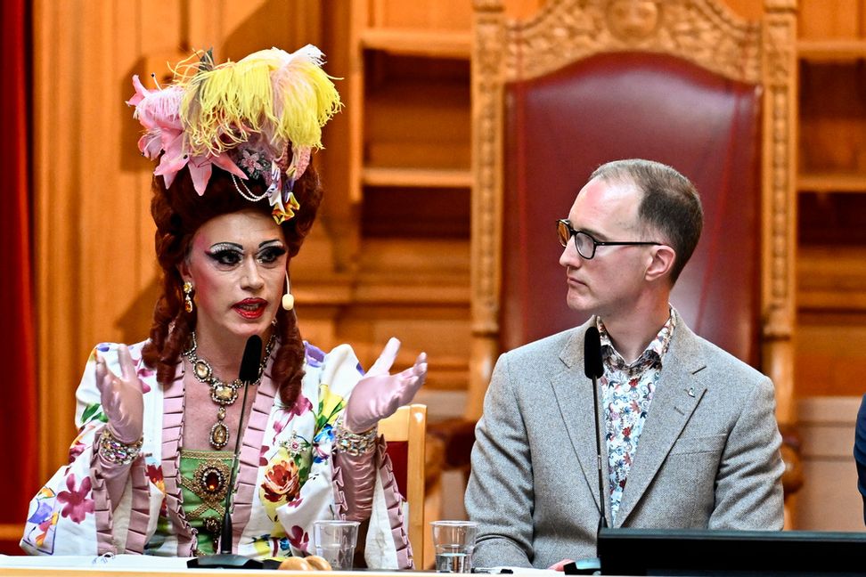 Stockholms oppositionsborgarråd Jan Jönsson (L) med dragshowartisten Inga Tvivel, alias Jan Ericson, i samband med sagoläsning i riksdagen 2024. Jönsson var en av initiativtagarna och seminariet hölls med anledning av fientliga reaktioner som dragartister mötts av vid sagostunder för barn på bibliotek. Jonas Ekströmer/TT