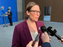 Utrikesminister Maria Malmer Stenergard pratar med svenska journalister vid Nato-mötet i Turkiet. Foto: Wiktor Nummelin/TT