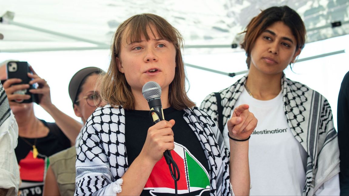 Greta Thunberg med aktivister från en människorättsorganisation i Catania innan avresan mot Gaza. Foto: Salvatore Cavalli/AP/TT