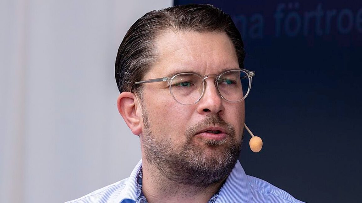 Åkesson kräver att regeringen benådar dömde Alfvén