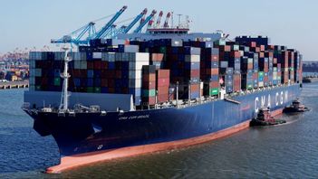 A container ship leaves the Port of New York and New Jersey in Elizabeth, N.J. A major maritime industry association on Monday backed plans for a global surcharge on carbon emissions from shipping to help fund the sector’s shift toward climate-friendly fuels. Photo: Seth Wenig/AP/TT