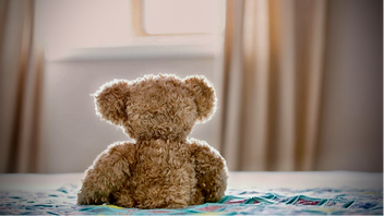 Den treåriga flickan hade aldrig sett dagsljus eller mött andra människor innan hon räddades. Nu får hon lära sig grundläggande färdigheter som att le och äta. Genrebild. Foto: Pexels