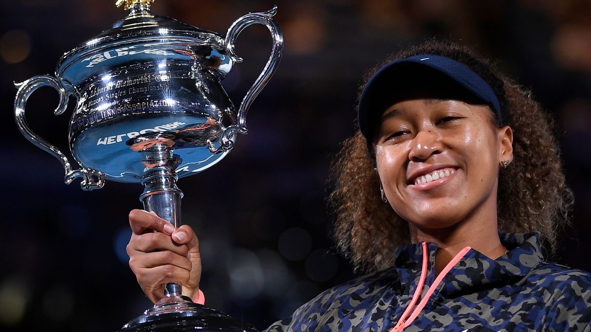 Naomi Osaka höjer pokalen för segern i Australian Open. Foto: Andy Brownbill/AP/TT.