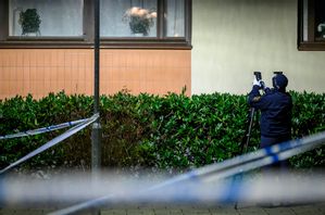 Polis och kriminaltekniker på plats sedan en lägenhet beskjutits tidigt på fredagsmorgonen. Foto: Johan Nilsson/TT