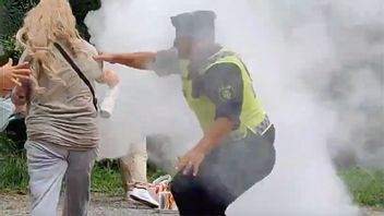 Salwan Momika rusades av kvinna med brandsläckare. Foto: Skärmavbild Hedlund Media/Youtube