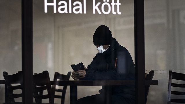 På en restaurang i Rinkeby i början av epidemin.
Foto: Andres Kudacki/AP
