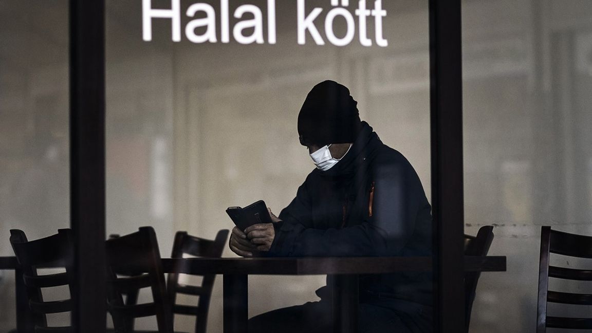 På en restaurang i Rinkeby i början av epidemin.
Foto: Andres Kudacki/AP