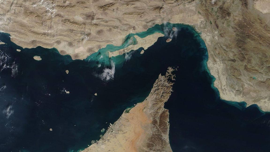 Hormuzsundet är världens viktigaste oljefarväg. Foto: NASA Public domain