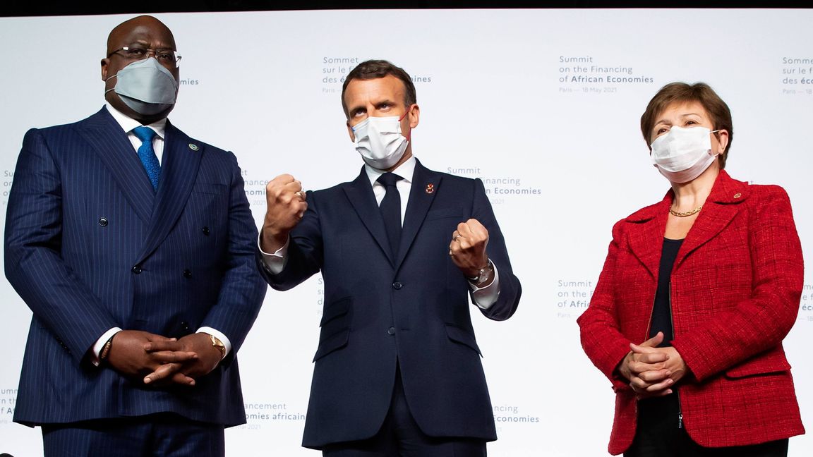 Frankrikes president Emmanuel Macron tillsammans med Demokratiska republiken Kongos president Félix Tshisekedi, tillika ordförande i Afrikanska unionen, och den Internationella valutafondens ordföranden Kristalina Georgieva vid ett möte om de afrikanska ländernas ekonomi i Paris för två veckor sedan. Foto: Ian Langsdon/AP/TT.