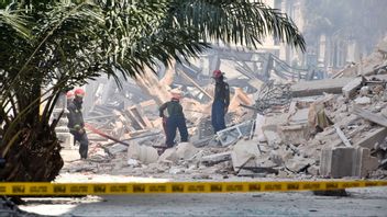 Räddningsarbetare på plats vid det raserade hotellet i Kubas huvudstad Havanna. Foto: Adalberto Roque /AFP/TT 